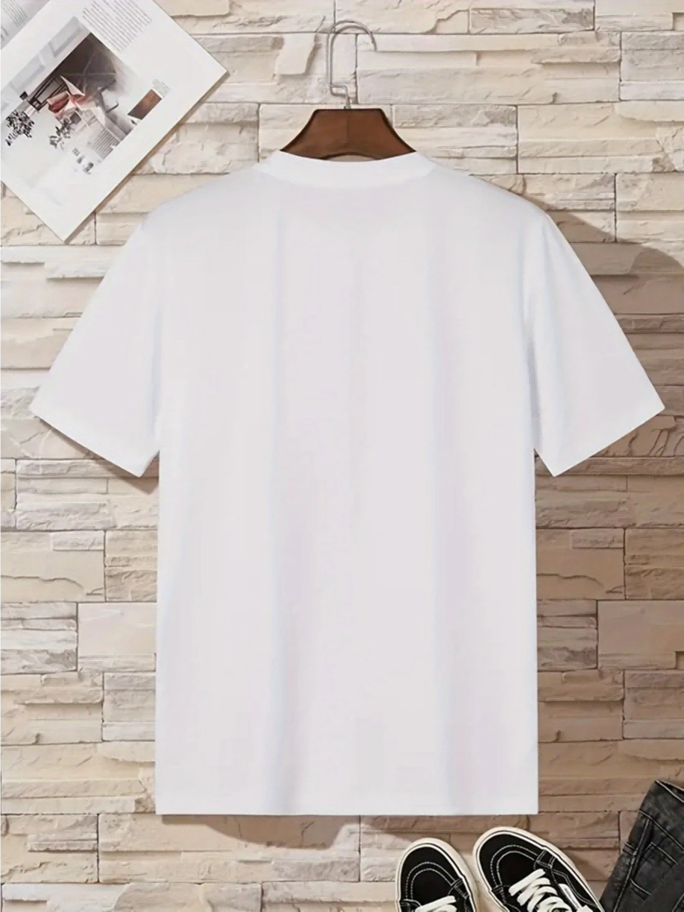 White T-shirt Green Smiley Face with 'OH' Text Comfortable Cotton Casual Round Neck Perfect for Outdoor Activities Casual Attire